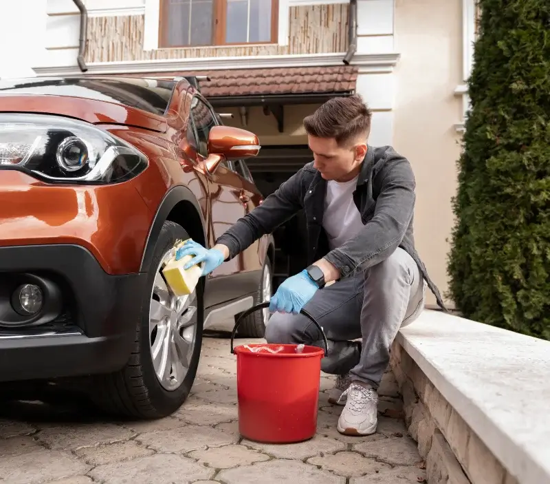 Lavage auto à domicile Le Coteau : professionnel intervenant sur un véhicule